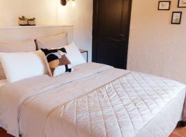 Chambre Aramis, Hotel mit Pools in Ayguetinte