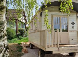 Villa Rose La Belle Roulotte, glamping site in Escolives-Sainte-Camille
