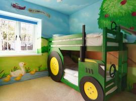 Kids Fun Farm Themed Bedroom in Cosy Cob Cottage, rumah liburan di Holsworthy