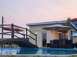 DELUXE ROOM BY THE POOL, holiday park in Iba
