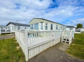 Lovely Caravan For Hire With Large Decking Area In Hunstanton Ref 23218k, glamping site in Hunstanton