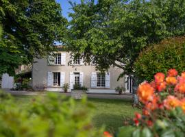 Le Jardin dans les vignes, готель з басейнами у місті Barsac