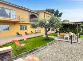 3 Bedroom Cozy Apartment In Imperia