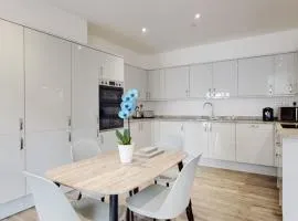 Spacious two bedroom apartment with Valley views