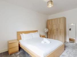 Spacious two bedroom apartment with Valley views, hotel a Abertillery