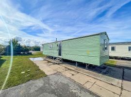 Lovely 8 Berth Caravan At Southview Park Nearby Skegness Ref 33009v, hotel in Skegness