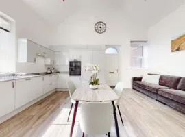 Spacious three bedroom apartment with Valley views