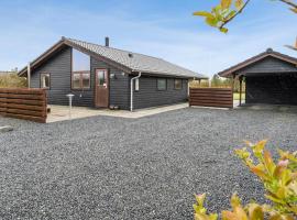 Nice Home In Tarm With Wifi, sumarbústaður í Tarm