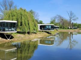 Pałac Wieniawskich - Luksusowe, Całoroczne Domki Glampingowe, Prywatna Balia, Park 10ha, chata v destinaci Grodzisk Mazowiecki
