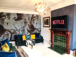 Stylishly decorated 3 bed home close to the sea in Hoylake on the Wirral Peninsula, hotel v destinaci Hoylake