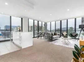 Roomy 2BR 2BA City-Centre Apt - Hosted by CanStay