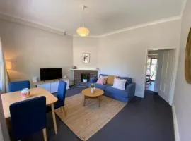 Retro Apt 6 mins to Victoria Quay - Hosted by CanStay