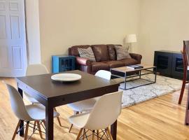 0122 Private and Spacious Apt in Hoboken، شقة في هوبوكين