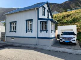 Charming 5-bedroom villa with hot tub and sauna, παραθεριστική κατοικία σε Suðureyri
