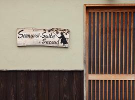 Samurai Suite 2 , 15mins from Kyoto Eki , 5 mins to Arashiyama, orlofshús/-íbúð í Kyoto
