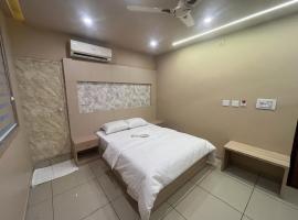 Famstay and healthclub, hotel v destinaci Kannur