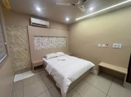 Famstay and healthclub, hotell i Kannur