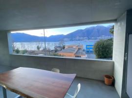 Appartamento con terrazza spaziosa vista lago Relax & Comfort, хотел в Gambarogno
