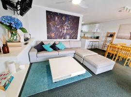 Chic 2 Bed Apartment On Scarborough Beach, feriehus i Perth