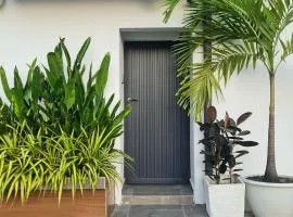 [New] Backlane Elegance 5pax Near Jonker 800m