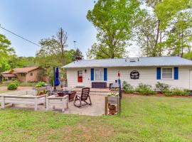 Lakefront Leasburg Home with Dock and Views!, hotel in Leasburg