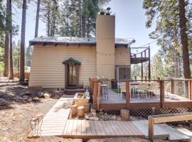 Woodsy Lake Almanor Cabin with Community Perks!, hotel in Lake Almanor