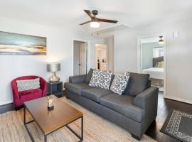 Cozy Heights 2 BD Bungalow, Walkable, bungalow in Houston