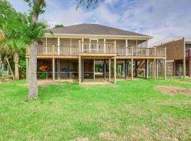 Foley Beach Cottage with Waterfront Backyard!, villa i Magnolia Springs