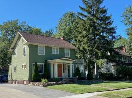Cleveland Colonial in Family Area، فندق يسمح بالحيوانات الأليفة في Cleveland Heights