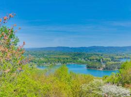 Lake-View Condo with Covered Deck in Hiawassee!, hotel with parking in Hiawassee