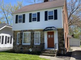 Fenced-in Backyard, Univ Hts Charmer, 3 Bed，Cleveland Heights的Villa