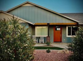 Modern 3 Bedroom Home, hotel in Cottonwood