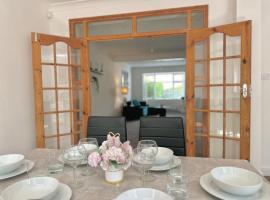 Long-Term Comfort - Modern 3BR Retreat with Free Parking & WiFi, holiday home in Enfield Lock