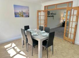 Long-Term Comfort - Modern 3BR Retreat with Free Parking & WiFi, vakantiehuis in Enfield Lock