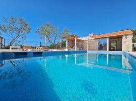 Flamingo - House with private pool، فندق مع موقف سيارات في Gornji Seget