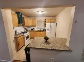 Elegant 2BR Apt minutes to NYC Suburbs - Commute Easily