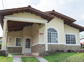 Casa estilo cabaña “Villa Sol” en Alto Boquete, hotel a Boquete