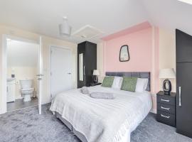 3 Bed House - Contractors, Relocators & Visitors, Free Parking & Coffee Machine - Sleeps 6, hotel in Bedford