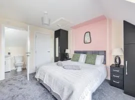 3 Bed House, Sleeps 6 - Contractors, Relocators & Visitors, Free Parking and Private Garden
