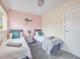 3 Bed House, Sleeps 6 - Contractors, Relocators & Visitors, Free Parking and Garden, holiday home in Bedford