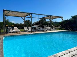 Domaine Saint Esselin, hotel con piscina en Larreule