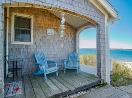 The Boat House Beachfront on Marthas Vineyard!, holiday home in Vineyard Haven