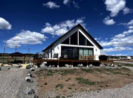 Red Rock Retreat Stunning Floor to Ceiling Views, holiday home in Hatch