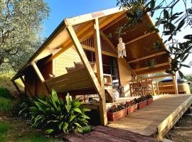 Glamping Suite Rosso Baccara, luxury tent in Monsummano