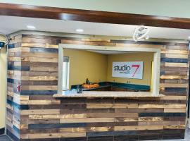 Studio 7 on Main, hotel in zona Aeroporto Internazionale di Hector - FAR, West Fargo