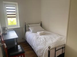 C.K. APARTMENT, hotel with parking in Foleshill