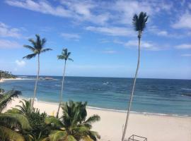 Private beach front Apartment in Juan Dolio, hotel v destinácii Los Corrales