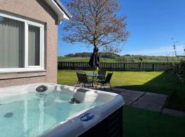 Hot Tub, Holiday Home in Rural Aberdeen, Near to Stonehaven & Aberdeen City, Superhost., hotel v mestu Maryculter