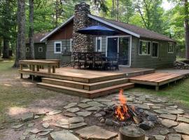 Blue Lake Cottage - 10 Minutes to Minocqua, holiday home in Minocqua