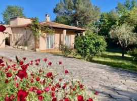 Family home with fresh eggs & a large garden, hotelli kohteessa Roquefort-Les-Pins